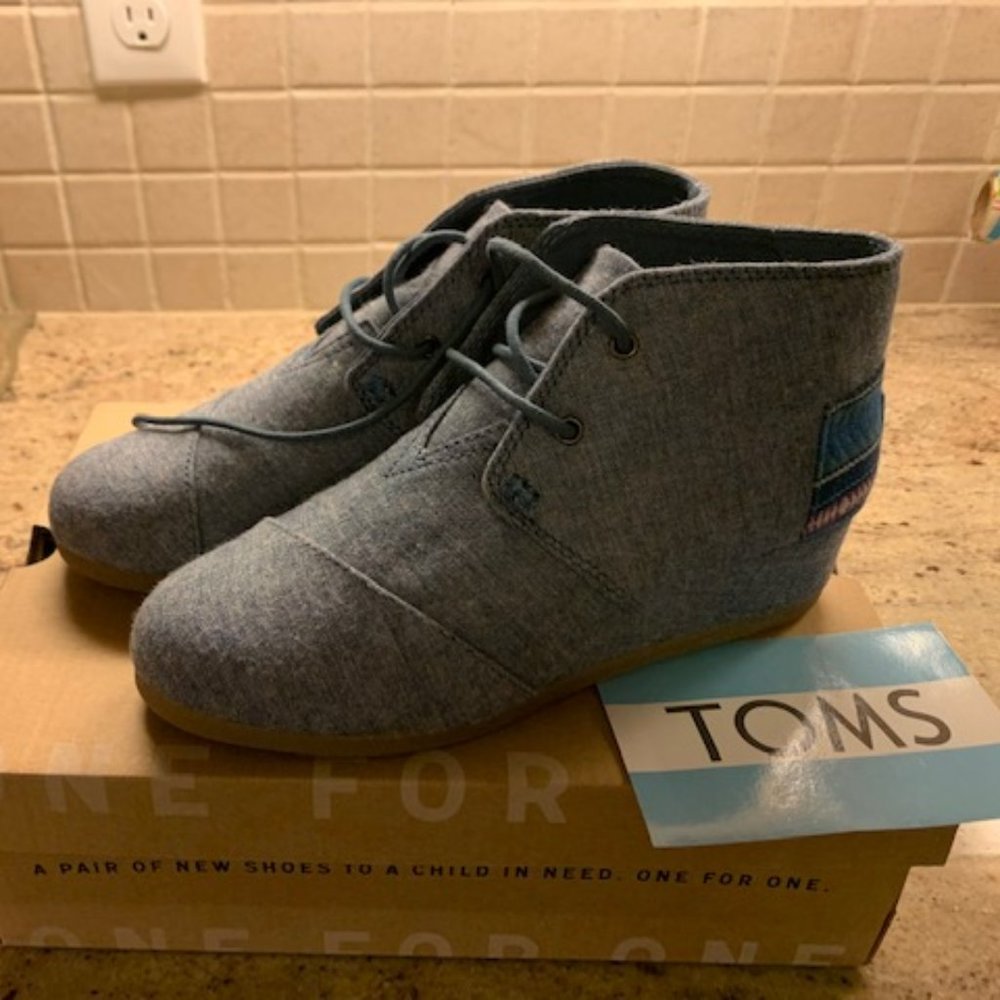 NEW  Toms Desert Wedge Boots